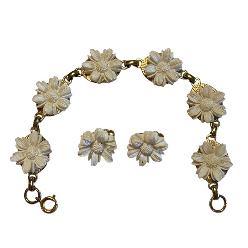 Bracelet and Clip Earring Set White Hard‎ Plastic Daisy Floral on Gold Tone